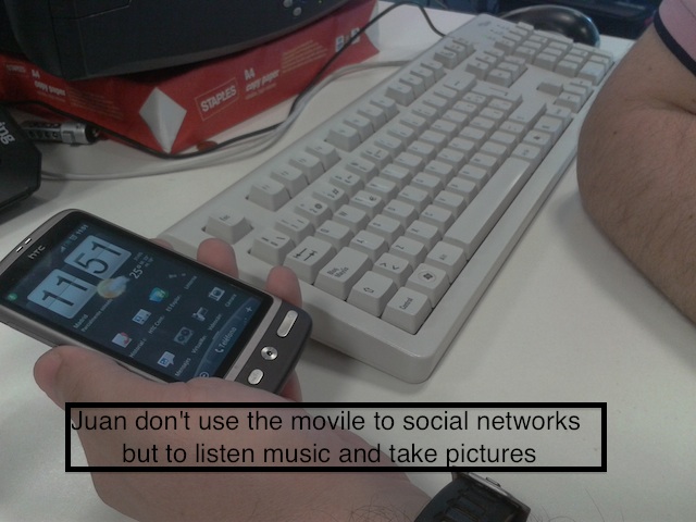 User 3 using his movile: Juan don't use the movile to social networks but to listen music and take pictures